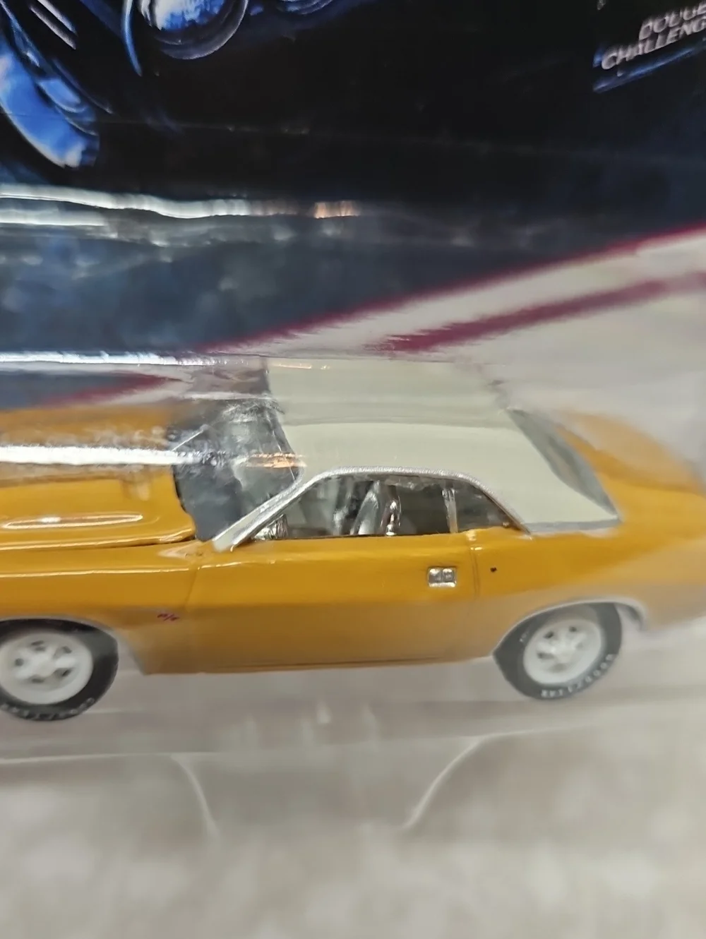 Johnny Lightning Classic Gold 1971 Dodge Challenger R/T white lightning Limited